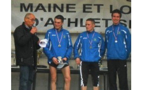 Podium espoir tout en bleu